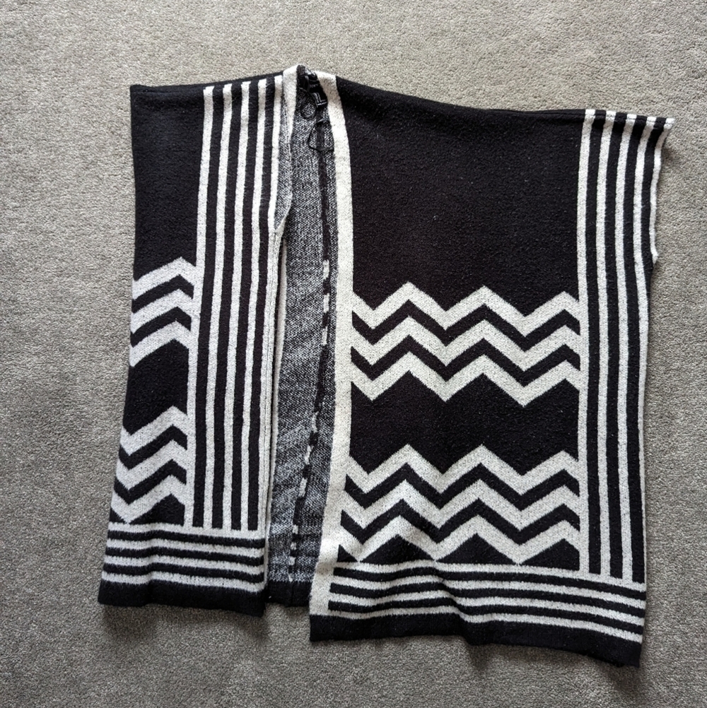 Forever 21 black and white geometric print Poncho women's Medium